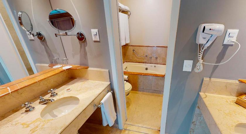 Image of Queen Suite with Spa Bath 10