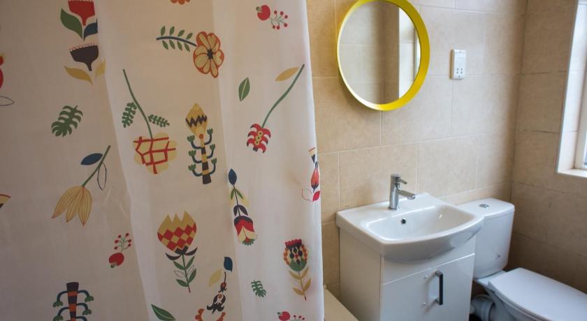 Tooting Bec Rooms at Fishponds by EveryWhere to Sleep London - image 7