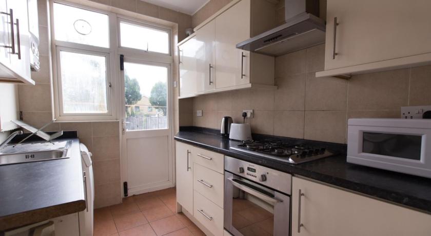 Tooting Bec Rooms at Fishponds by EveryWhere to Sleep London - image 3