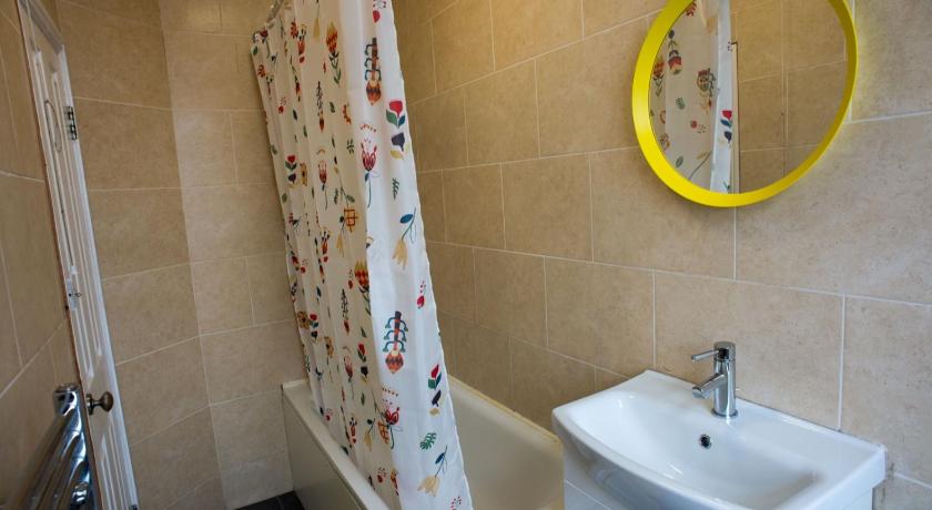 Tooting Bec Rooms at Fishponds by EveryWhere to Sleep London - image 9