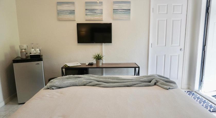 Image of Deluxe Queen Room 12