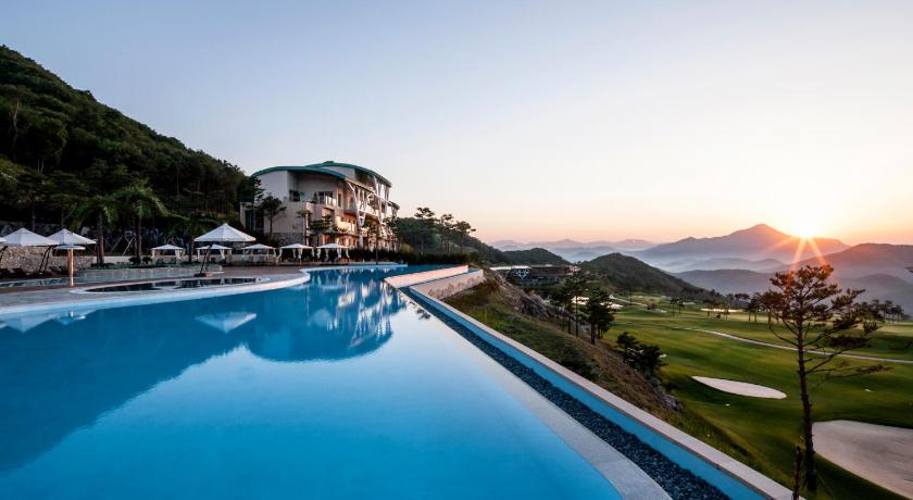 ホンチョン SonoFelice Vivaldipark  4つ星 ホテル ロビー