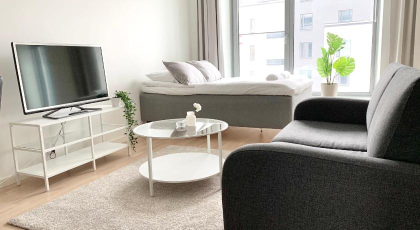 City Home Finland Big Luxury Suite: spaziosa suite con sauna propria, una camera da letto e balcone arredato