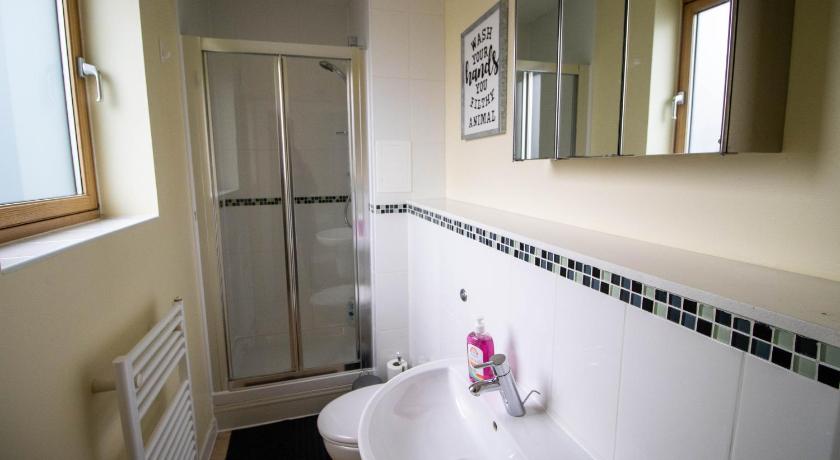 Large Modern Contractor House with Balcony & Private Parking - CMK by Comfy Workers photo