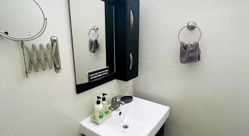 Cozy apartment with pkg and laundry. Pet friendly photo