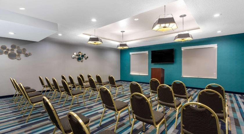 La Quinta Inn & Suites by Wyndham Tampa Central