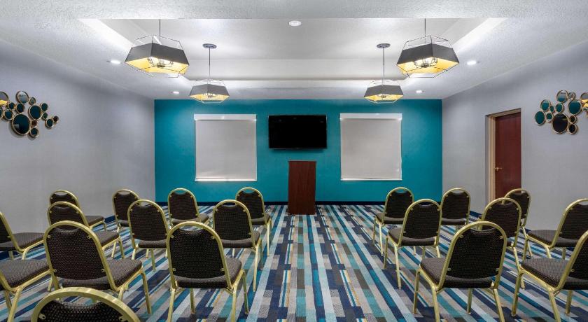 La Quinta Inn & Suites by Wyndham Tampa Central