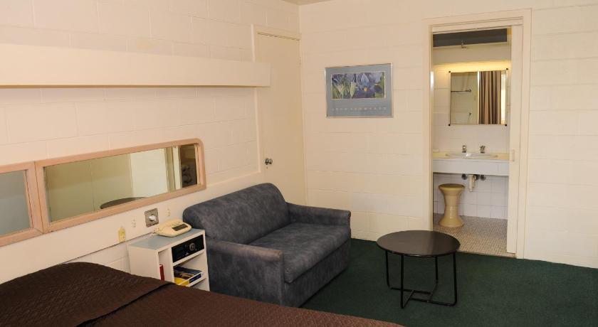 Peninsula Motor Inn photo