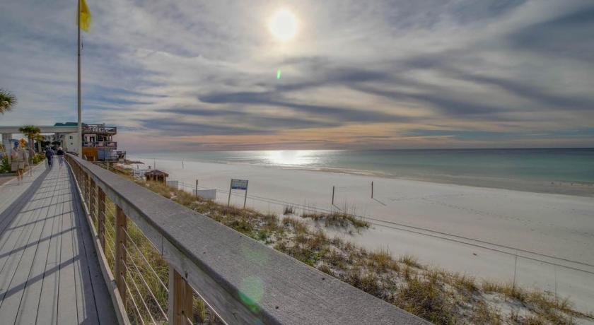 a beach with a view of the ocean, Elation 5605 Bliss by the Bay in Destin (FL)
