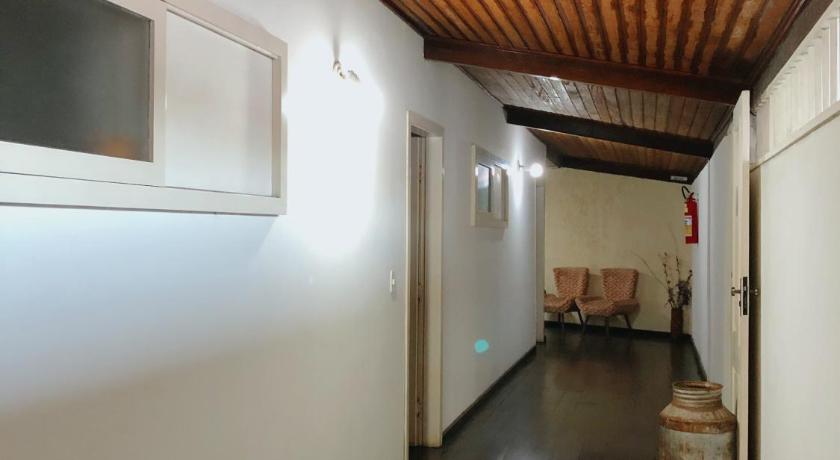 an empty room with a wooden floor and white walls, Anexo Aldeia Buzios in Buzios