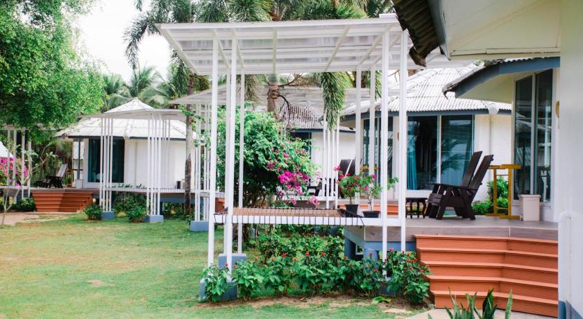 รูปของคอมฟอร์ต บังกะโล ริมชายหาด (Comfort Beachfront Bungalow) 1