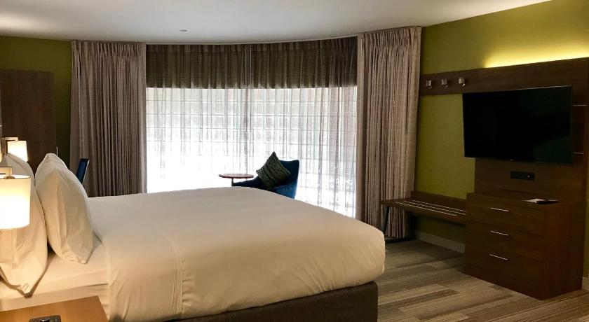 Holiday Inn Express Hotel & Suites Pasadena-Colorado Boulevard photo