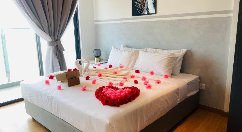 Image of Romantic Suite with Balcony 11