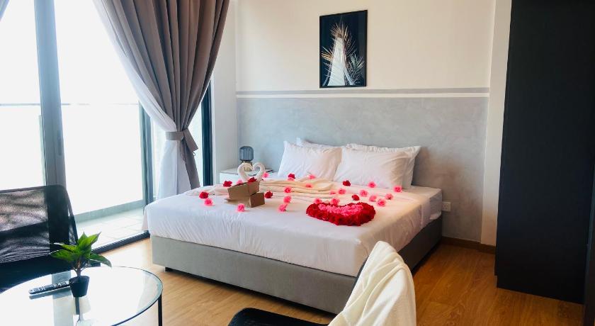 Image of Romantic Suite with Balcony 8