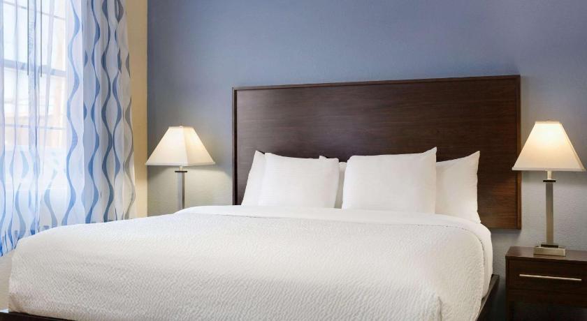 Days Inn & Suites by Wyndham Ft. Worth DFW Airport South