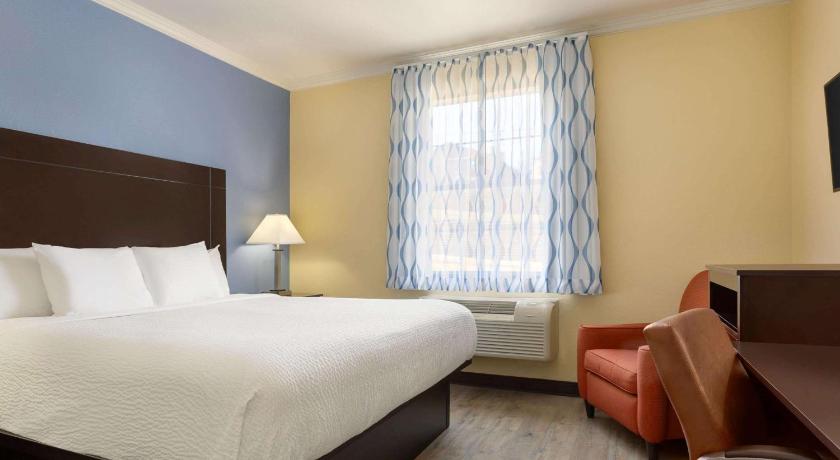 Days Inn & Suites by Wyndham Ft. Worth DFW Airport South