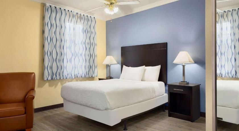 Days Inn & Suites by Wyndham Ft. Worth DFW Airport South