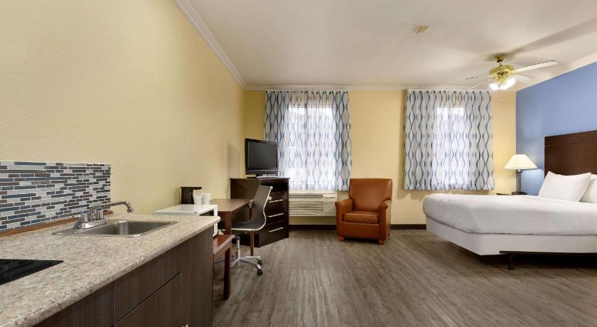 Days Inn & Suites by Wyndham Ft. Worth DFW Airport South