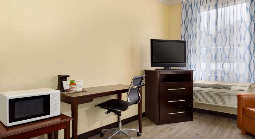 Days Inn & Suites by Wyndham Ft. Worth DFW Airport South