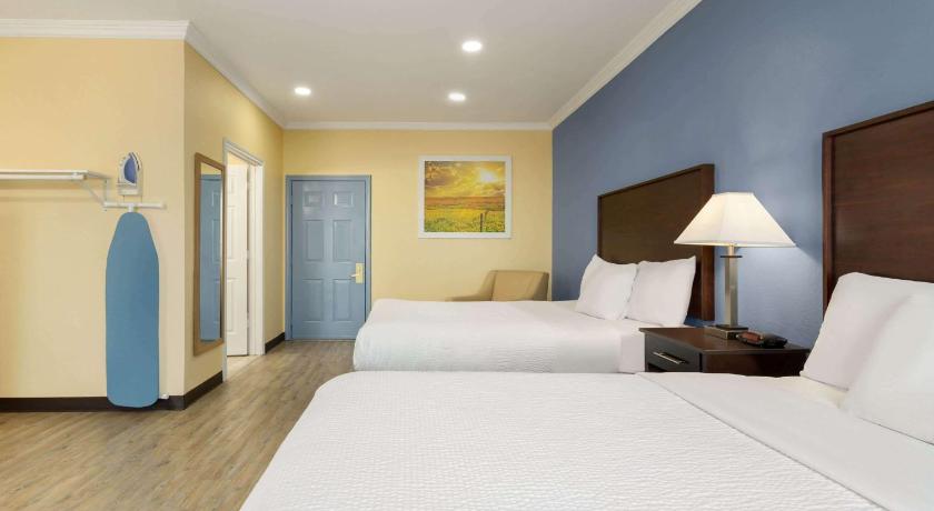 Days Inn & Suites by Wyndham Ft. Worth DFW Airport South