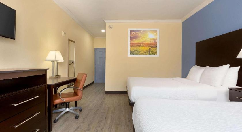 Days Inn & Suites by Wyndham Ft. Worth DFW Airport South