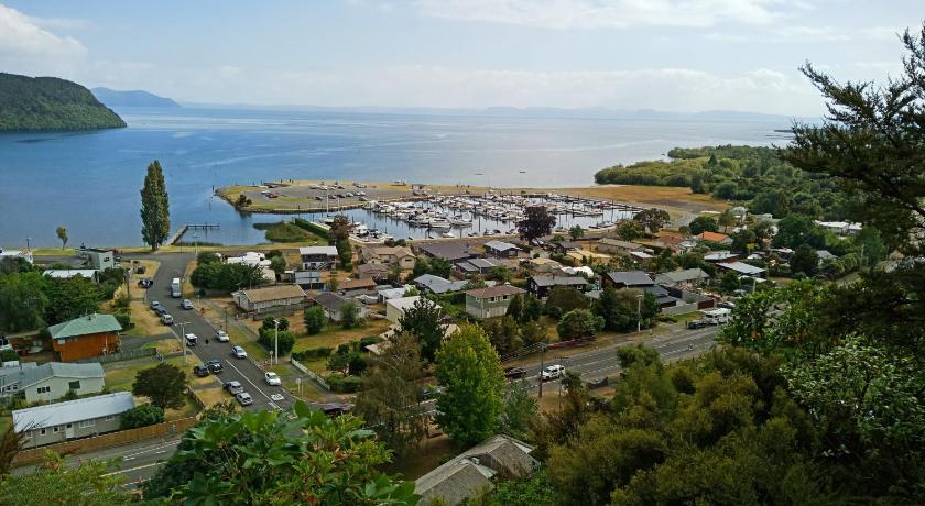 Motuoapa Bay Chalets photo