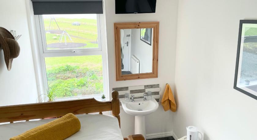 Image of Twin Room Shared Bathroom with Sea View 1