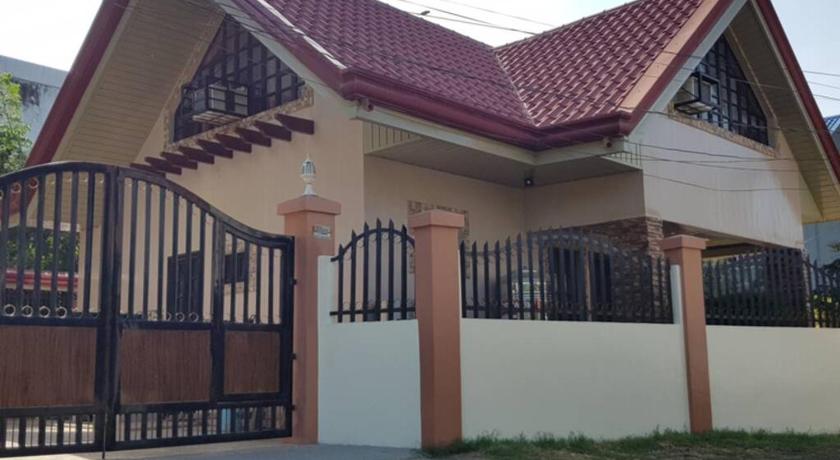 RESTHOUSE fully airconditioned w/ Private Parking photo
