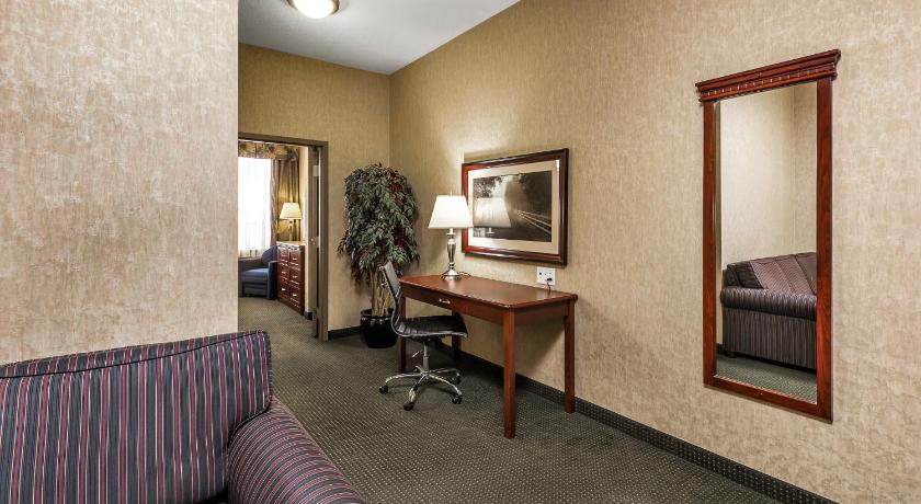 REDWOOD INN AND SUITES