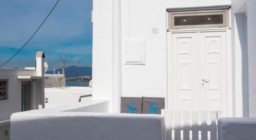 Traditional Split level house in Mykonos Town photo