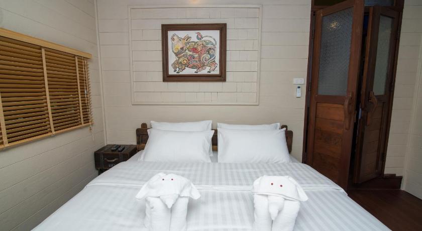 Image of Deluxe King Suite 8