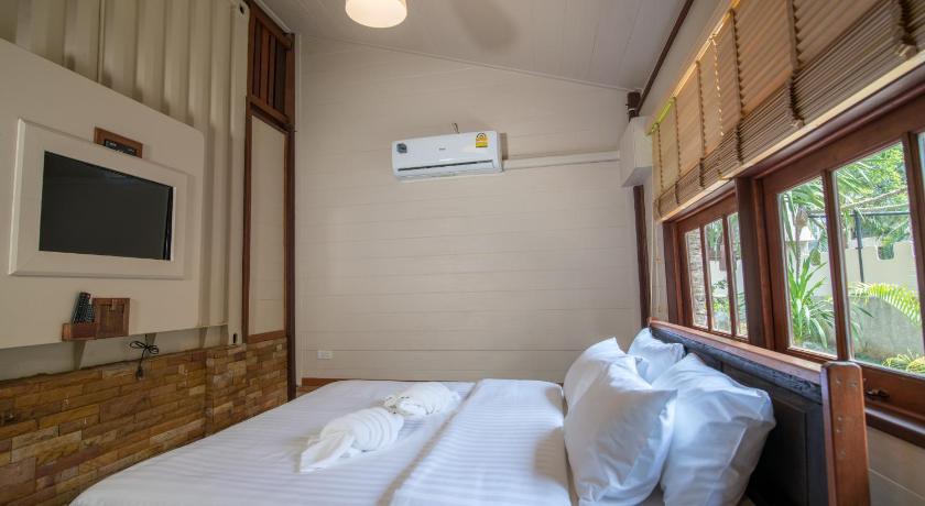 Image of Three-Bedroom House 10
