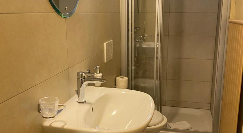 Image of Standard Twin Room with Shared Bathroom 2