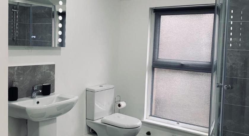 a bathroom with a sink, toilet and bathtub, Stylish, Spacious & Luxurious Home - Parking in Liverpool