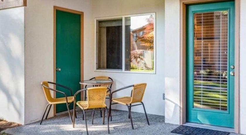 DAS BAVARIAN CONDO, 5 Star Ground Floor Unit, Walk to Town, Sleeps 6 photo