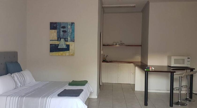 Bright open-plan apartment close to wine tram photo