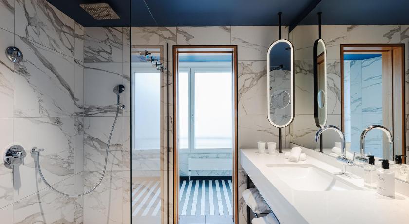 Image of Junior Suite with Lake View 2