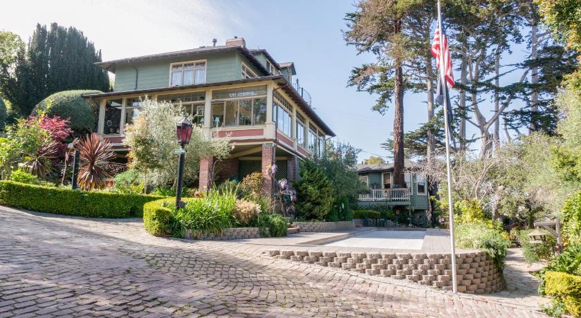 The Jabberwock Bed &amp; Breakfast — Hotel in Monterey (CA)