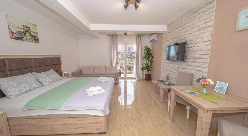 Image of Apartment with Lake View 5