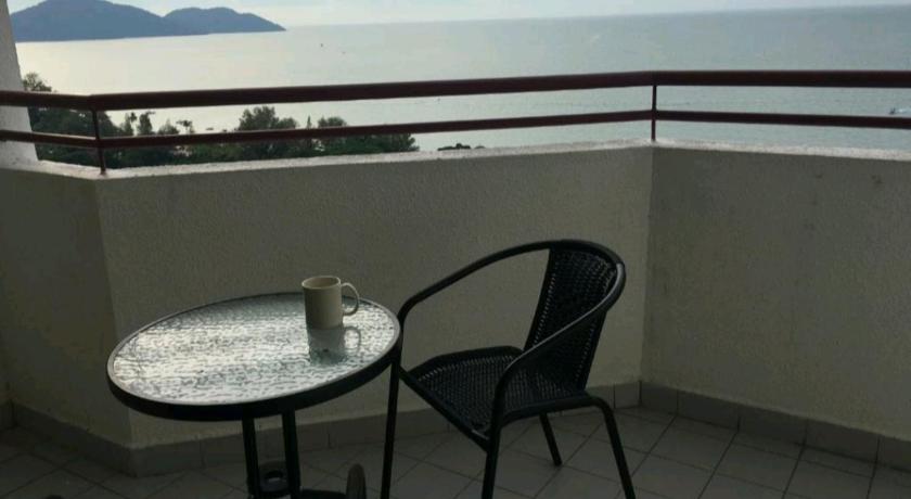 Deluxe PoolView Beach Batu Ferringhi 2 Rooms - 502 photo