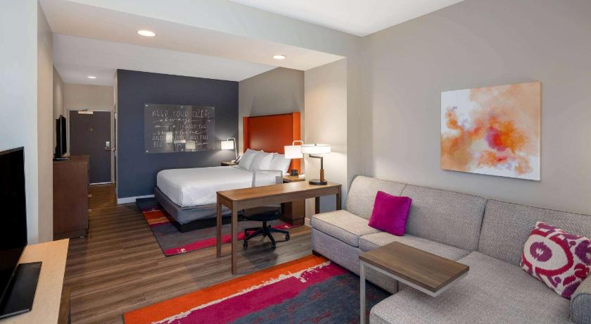 La Quinta Inn & Suites by Wyndham Greensboro Arpt High Point