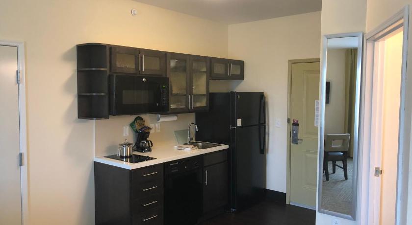 a kitchen with a sink and a refrigerator, Candlewood Suites El Dorado in El Dorado (AR)