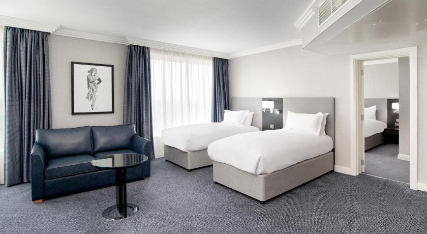 Image of Family Room With 15 Days Meet and Greet Parking 0