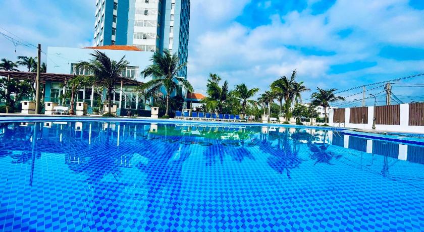 a large swimming pool with a blue sky, Saigon Phu Yen Hotel in Tuy Hòa (Phú Yên)