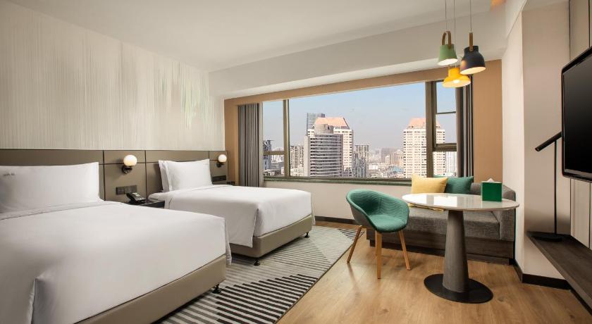 Image of 1 King 1 Single Standard Nanjing Road View 0