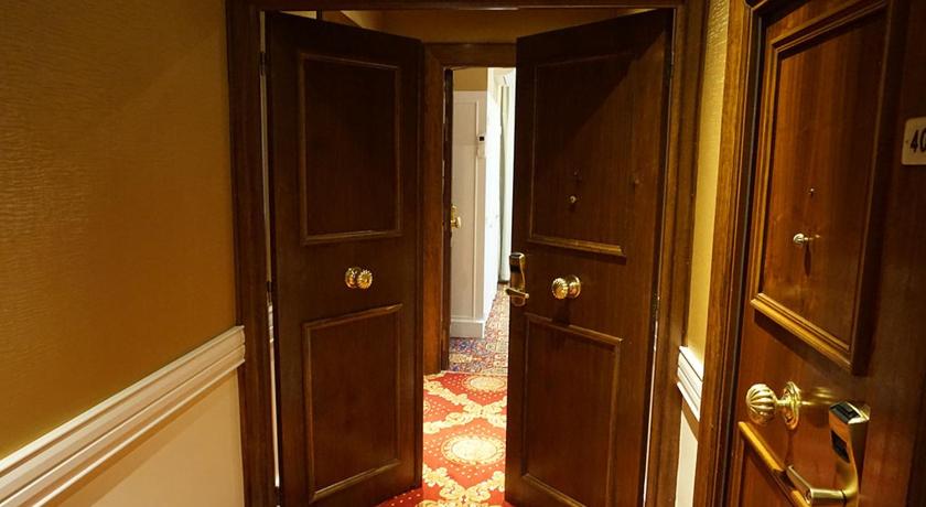 Image of Family Suite, Adjacent rooms, with sea and city view 5