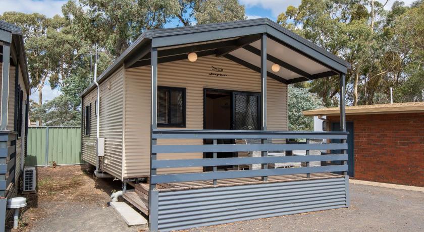 Golden Country Motel and Caravan Park photo