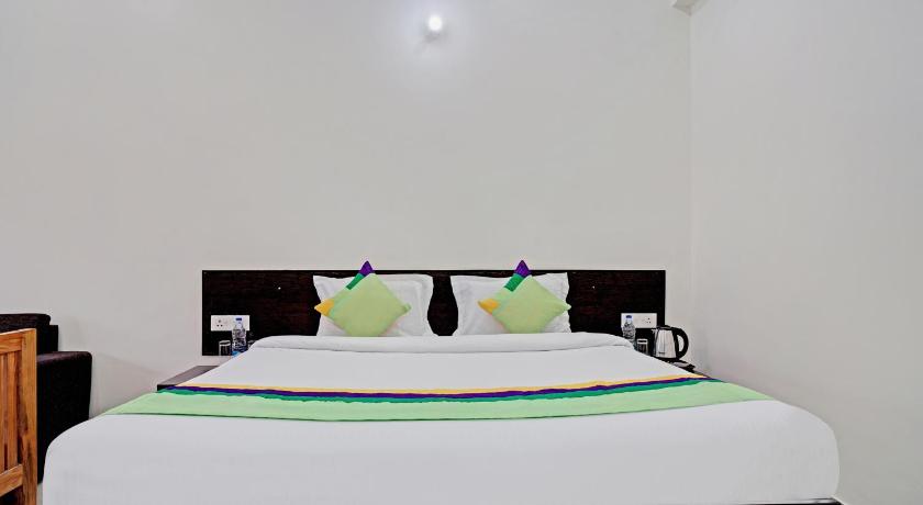 Hotel Spring Birds photo