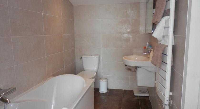 Image of Suite (3-4 People) 2