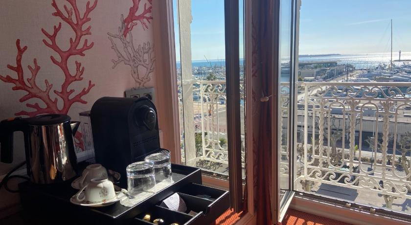 Image of Family Suite, Adjacent rooms, with sea and city view 4